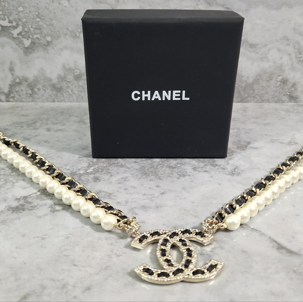 Chanel Beautiful Pearl & Chain CC Logo Necklace in White and Gold ✨️ - Picture 5 of 12